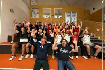 Alle Spieler auf der Tribüne