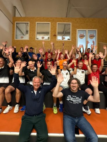 Alle Spieler auf der Tribüne