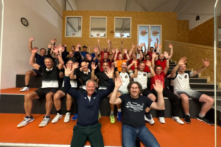 Alle Spieler auf der Tribüne