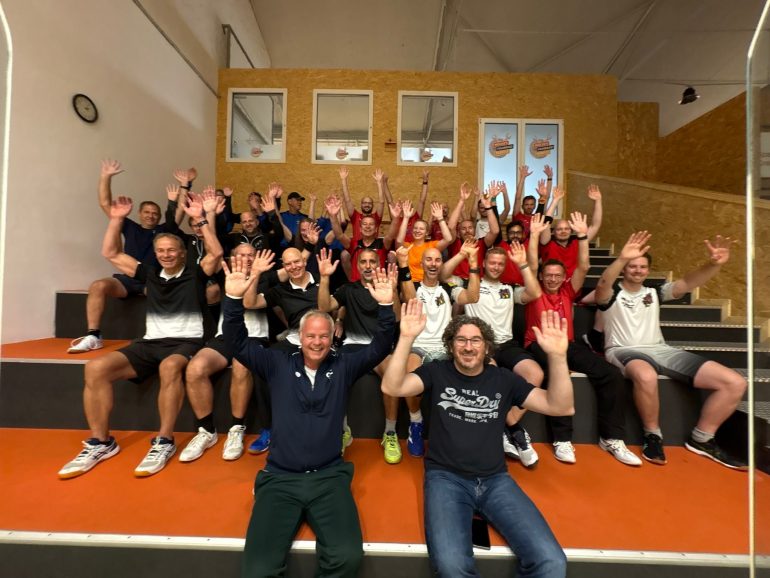 Alle Spieler auf der Tribüne